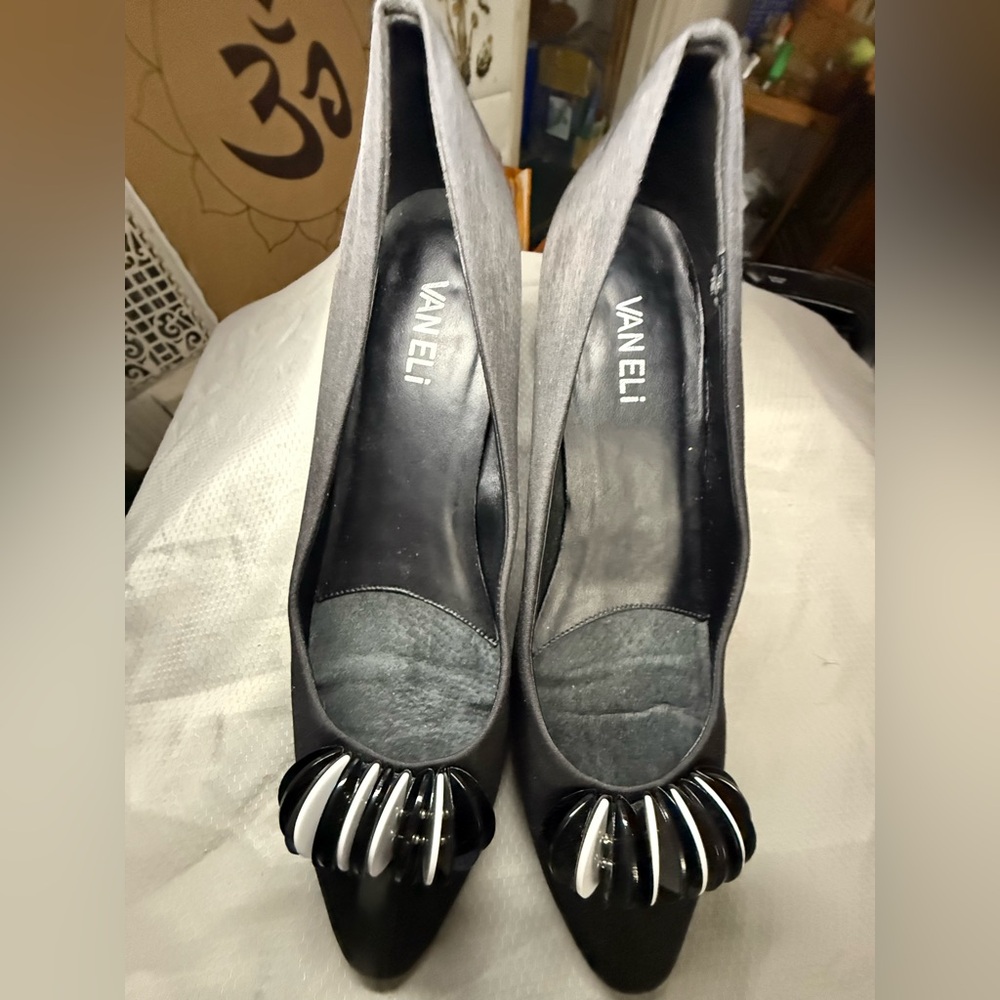 Perfect VAN ELi elevator patent leather pumps!!!